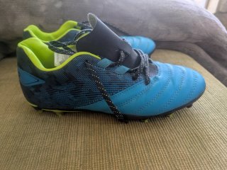 Botas de fútbol/rugby Kipsta azules y amarillas