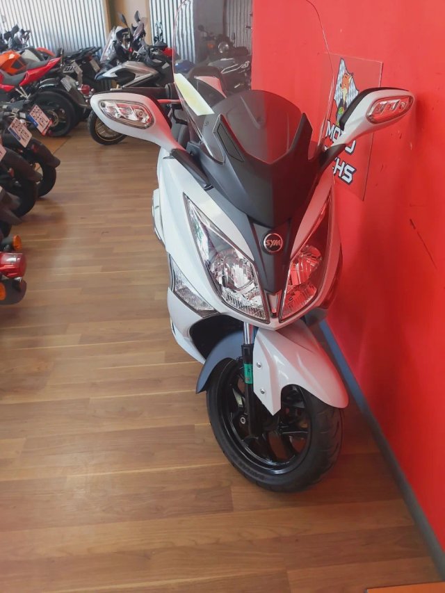 SYM Joymax 125i Maxi Scooter Blanca