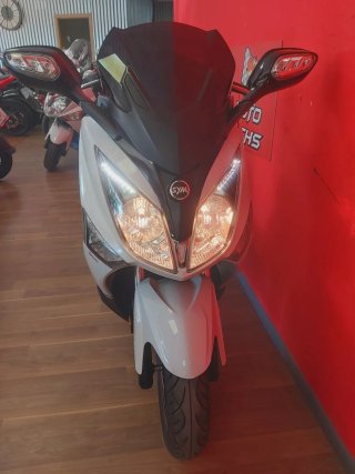 SYM Joymax 125i Maxi Scooter Blanca