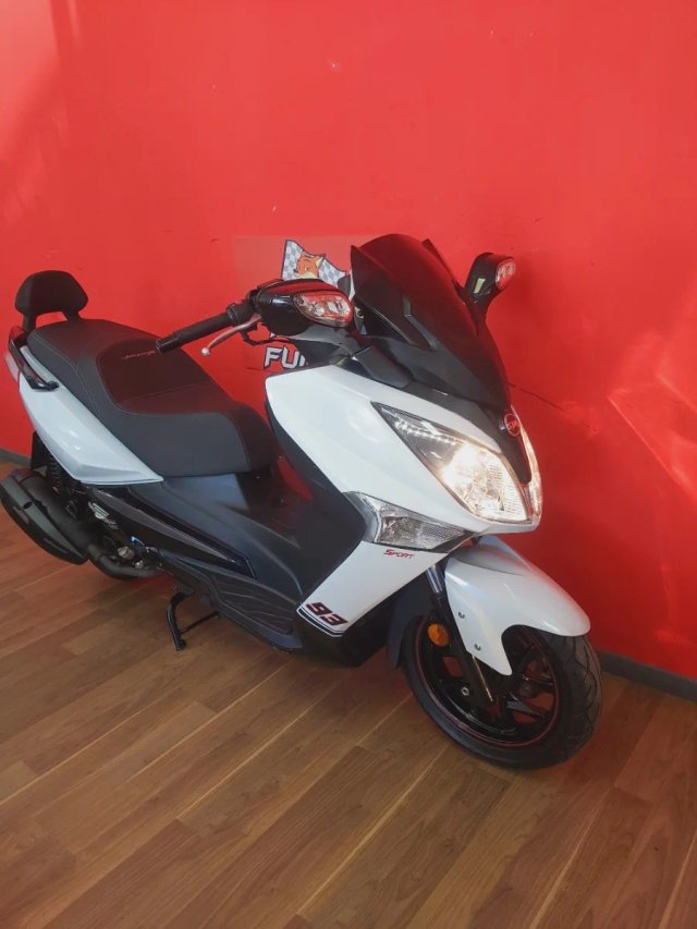 SYM Joymax 125i Maxi Scooter Blanca