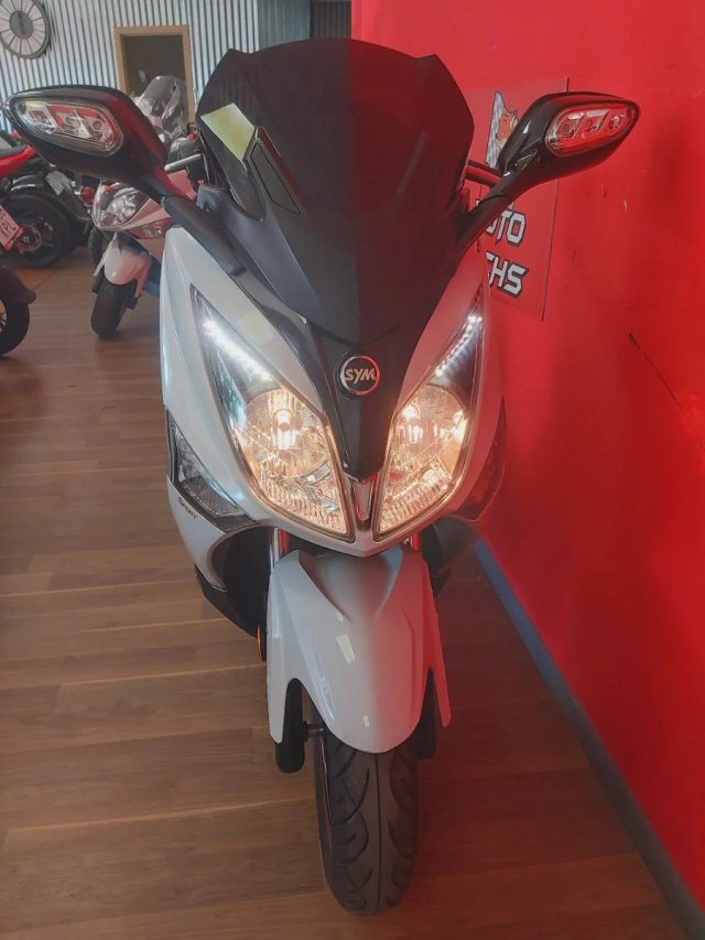 SYM Joymax 125i Maxi Scooter Blanca