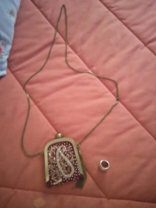 Collar con bolsito bordado