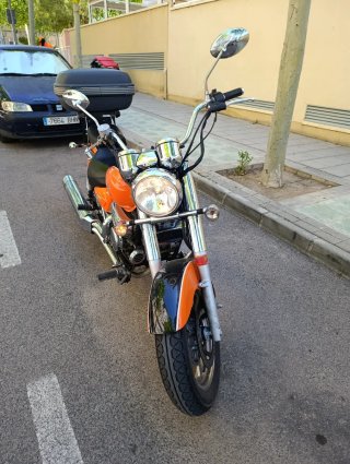 Hyosung aquila 125 Naranja y Negra motor V Twing