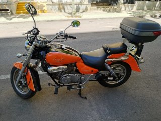 Hyosung aquila 125 Naranja y Negra motor V Twing