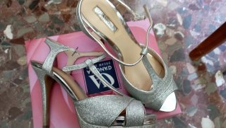 Zapatos de tacón plateados brillantes