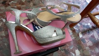Zapatos de tacón plateados brillantes