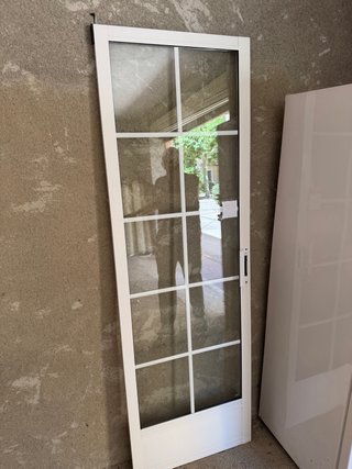 Ventana blanca con cristal y marco