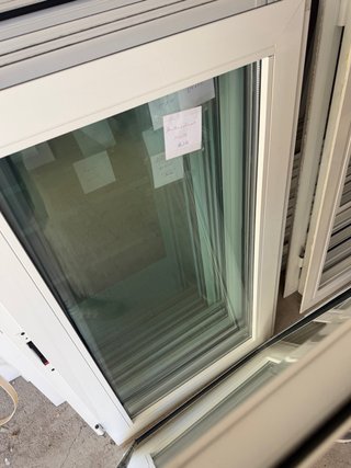 Ventana blanca con cristal y marco