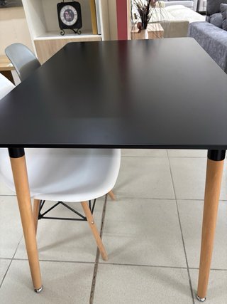 Mesa y 4 sillas comedor