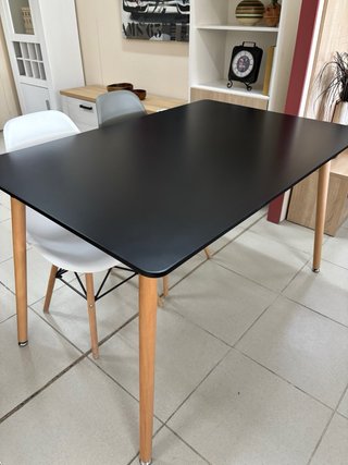 Mesa y 4 sillas comedor