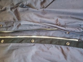Impermeable negro con capucha