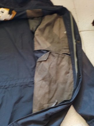 Impermeable negro con capucha
