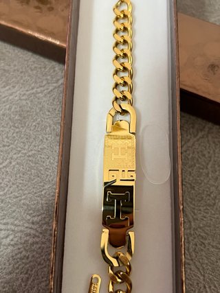 Pulsera dorada con placa grabada