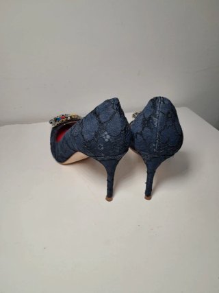 Tacones Carolina Herrera con pedrería azul marino
