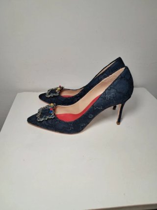 Tacones Carolina Herrera con pedrería azul marino