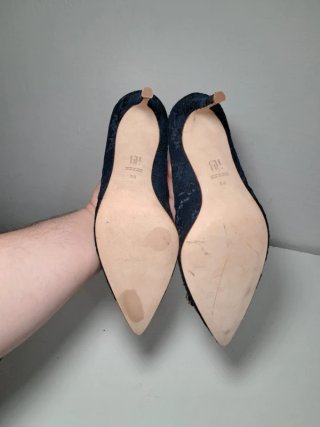 Tacones Carolina Herrera con pedrería azul marino