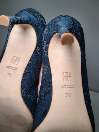 Tacones Carolina Herrera con pedrería azul marino