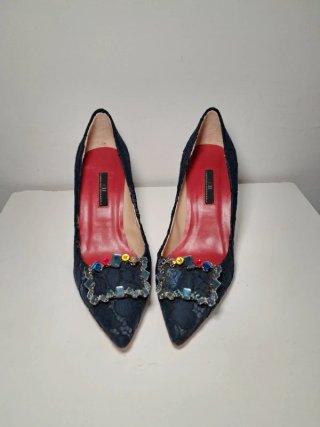 Tacones Carolina Herrera con pedrería azul marino