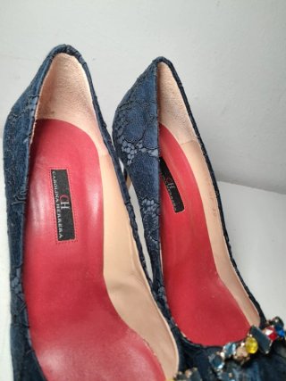 Tacones Carolina Herrera con pedrería azul marino