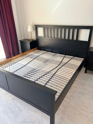 Cama de madera negra