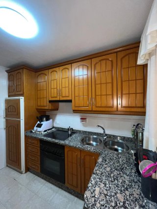 Mueble de cocina con encimera de mármol