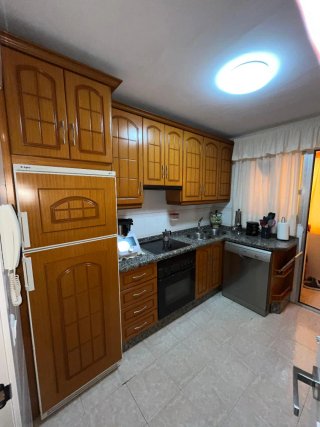 Mueble de cocina con encimera de mármol