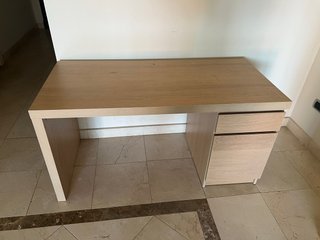 Escritorio de madera con cajones