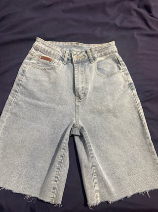 Pantalón corto vaquero desgastado