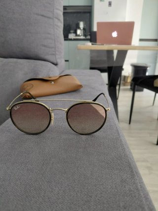 Gafas de sol Ray-Ban doradas y rosas