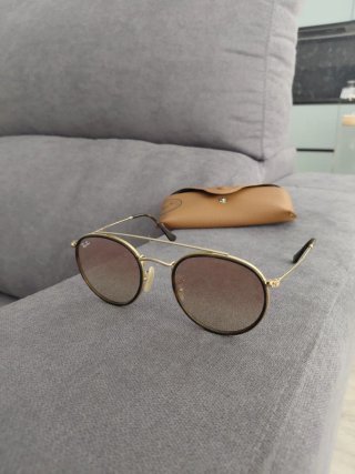 Gafas de sol Ray-Ban doradas y rosas
