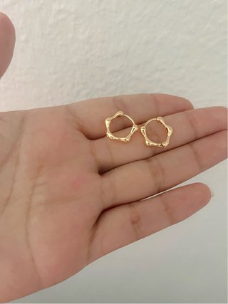 Pendientes dorados irregulares