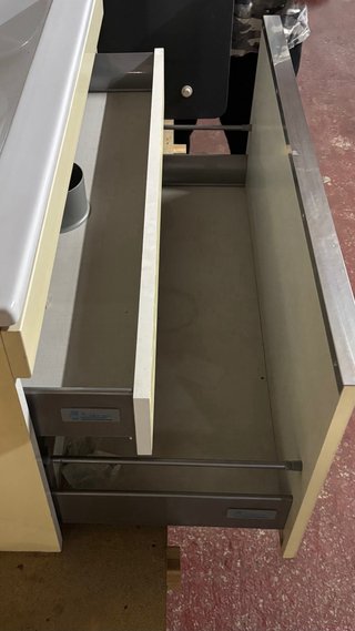 Mueble de baño suspendido con espejo