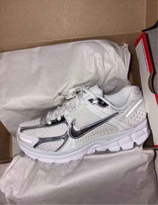 Nike Vomero 5 Plata y Blanco