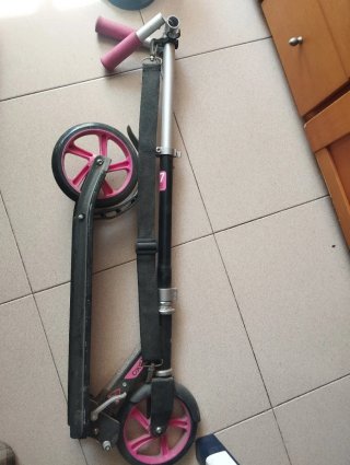 Patinete plegable con ruedas rosas