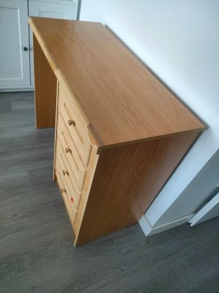 Escritorio de madera con cajones