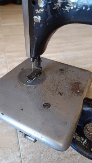 Máquina de coser antigua SINGER 24-7