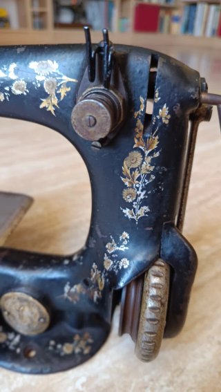 Máquina de coser antigua SINGER 24-7