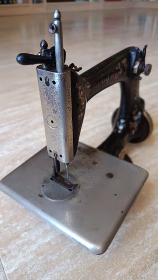 Máquina de coser antigua SINGER 24-7