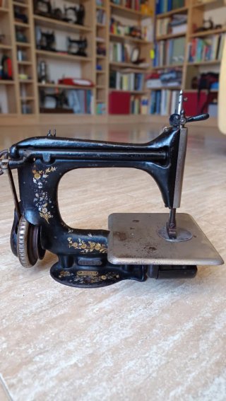 Máquina de coser antigua SINGER 24-7