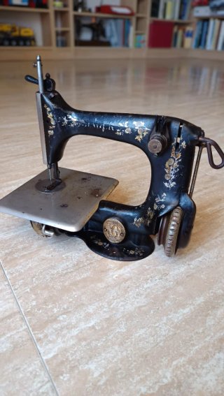 Máquina de coser antigua SINGER 24-7