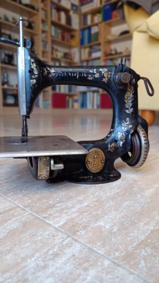 Máquina de coser antigua SINGER 24-7