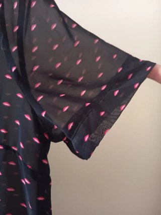 Blusa preta com padrão de lábios rosa