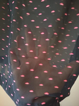 Blusa preta com padrão de lábios rosa