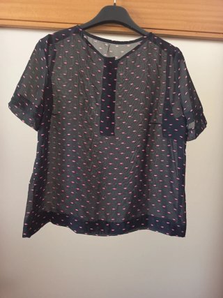 Blusa preta com padrão de lábios rosa