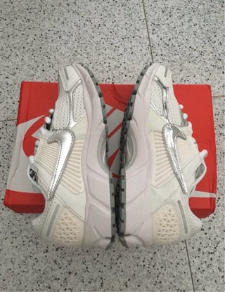 Nike Vomero 5 Plata y Blanco