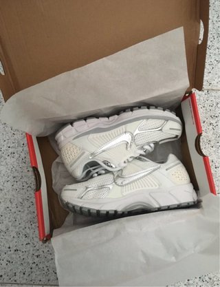 Nike Vomero 5 Plata y Blanco