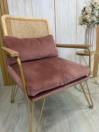 Butaca de terciopelo rosa y ratán