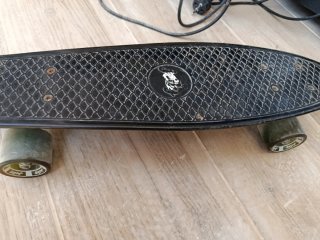 Patín negro con ruedas verdes