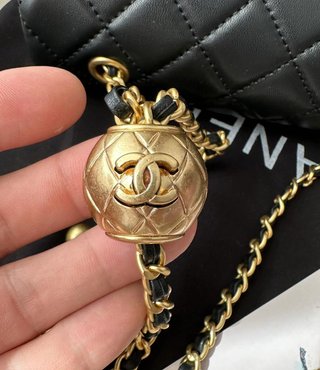 Chanel Negro Bola de Oro