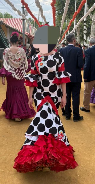 Traje de flamenca lunares y volantes